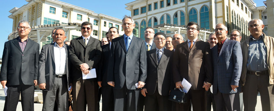 Hizmet gönüllüsü 21 kişiden Başbakan'a manevi tazminat davası